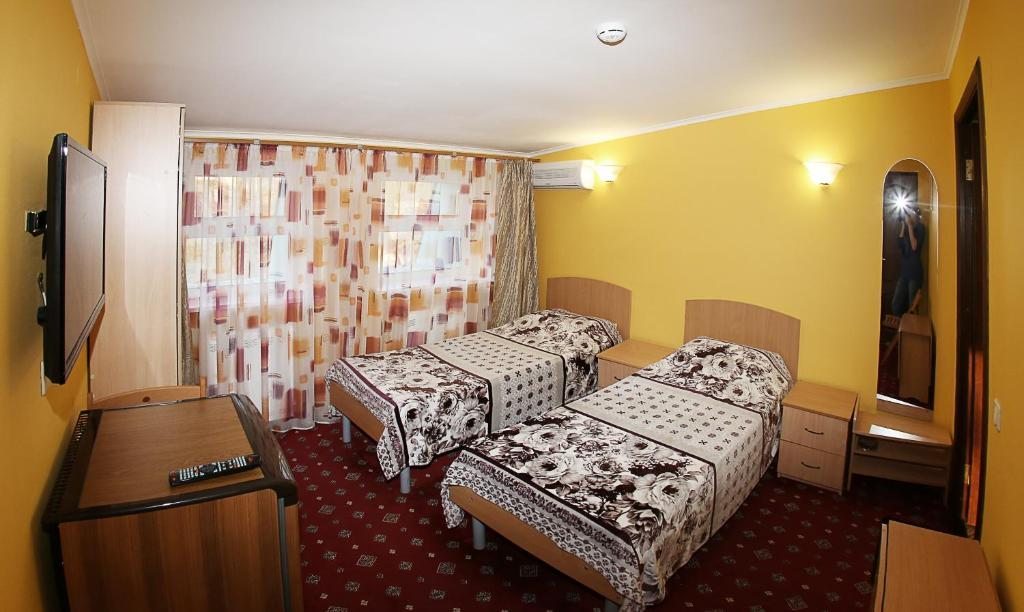 Двухместный (Стандартный двухместный номер с 2 отдельными кроватями) отеля Изумрудный, Кабардинка