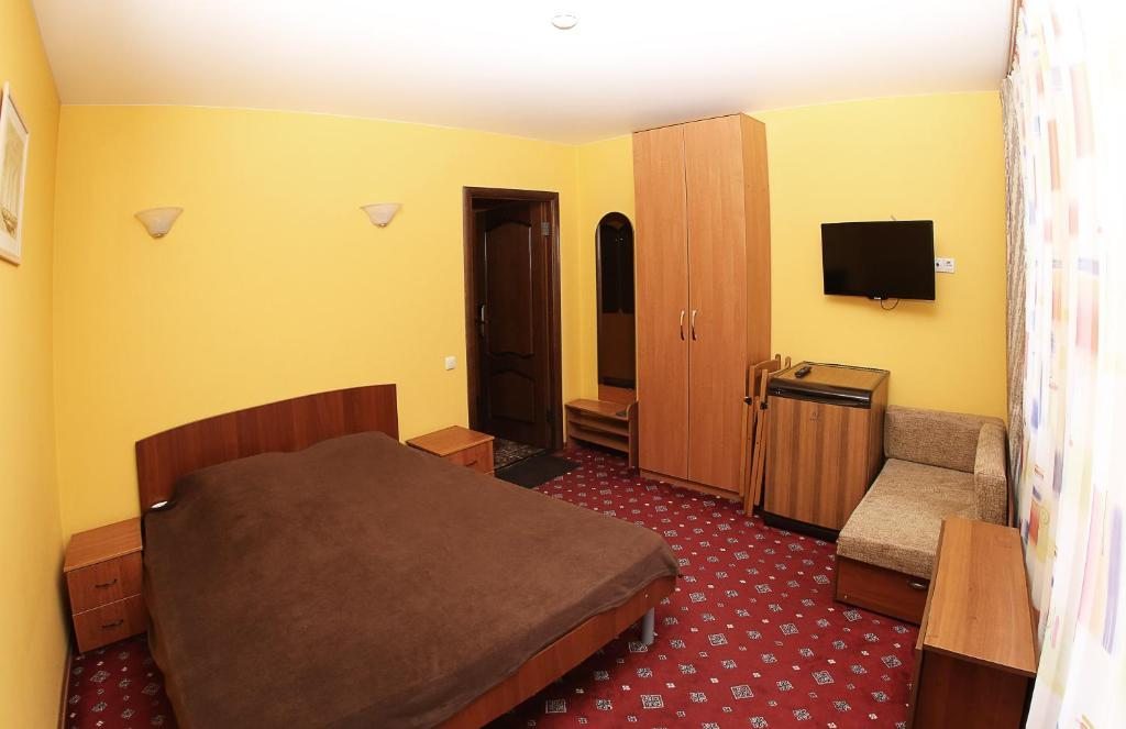 Двухместный (Стандартный двухместный номер с 2 отдельными кроватями и балконом) отеля Изумрудный, Кабардинка