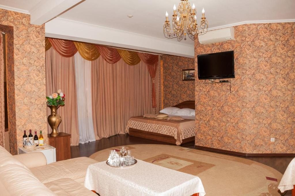 Двухместный (Улучшенный номер с кроватью размера «king-size») отеля Неолит, Ростов-на-Дону