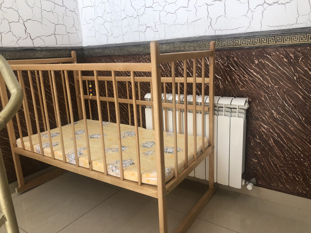 Детская кроватка, Отель National