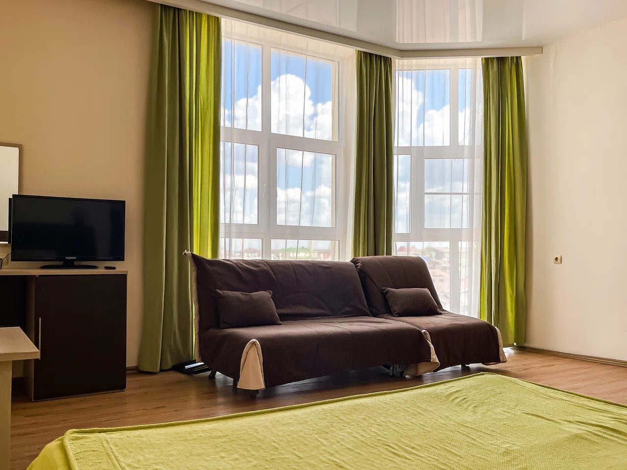 Студио, Гостиница Meridian Plaza