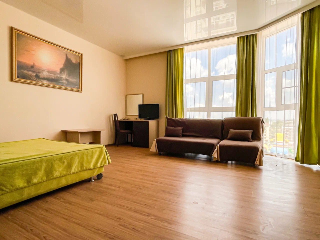 Студио, Гостиница Meridian Plaza