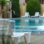 Бар у бассейна и шезлонги возле бассейна, Отель Gala Palmira