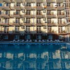 Бар у бассейна и шезлонги возле бассейна, Отель Gala Palmira