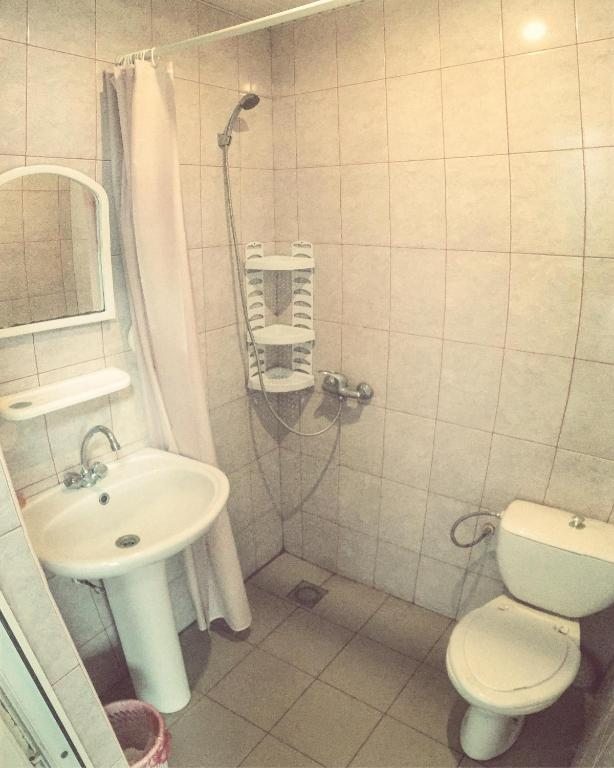 Трехместный (Трехместный номер эконом-класса с общей ванной комнатой) гостевого дома Новоселов, Витязево
