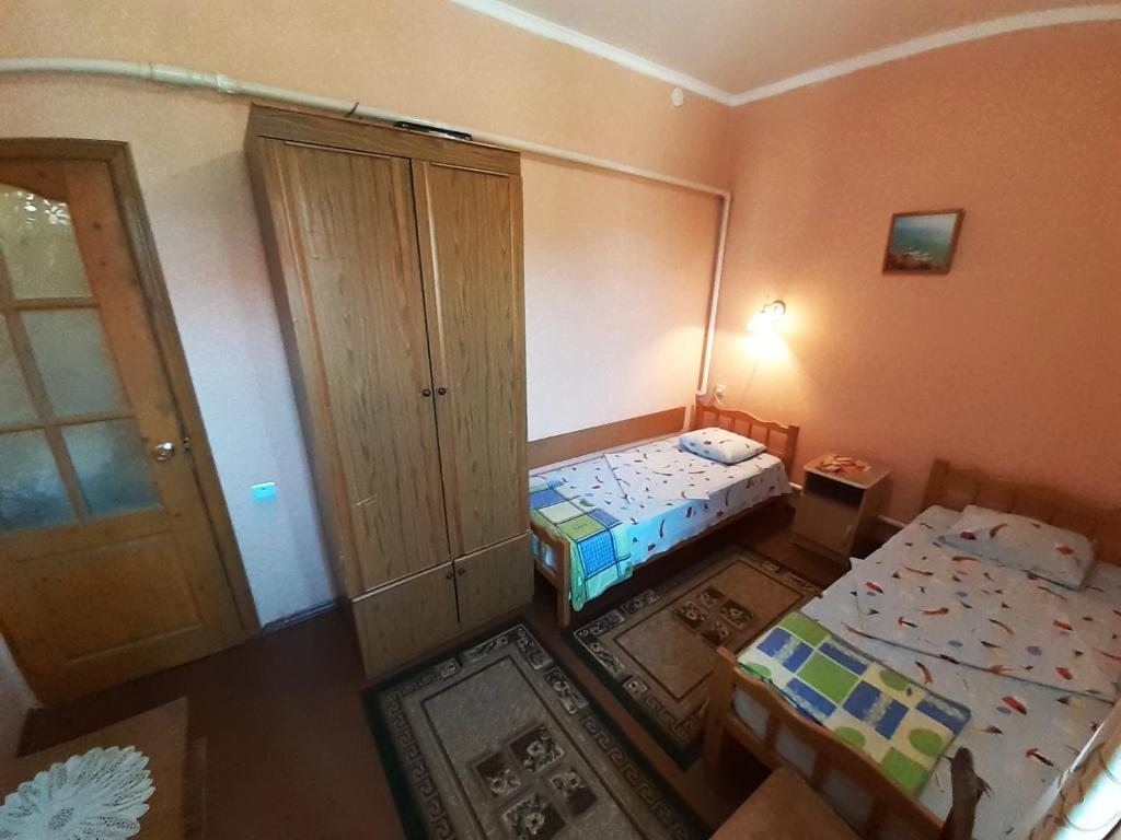 Двухместный (Двухместный номер с 2 отдельными кроватями и собственной ванной комнатой) гостевого дома Новоселов, Витязево