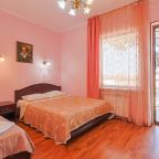 Трёхместный и более (Стандарт с балконом), Гостевой дом Золотое руно