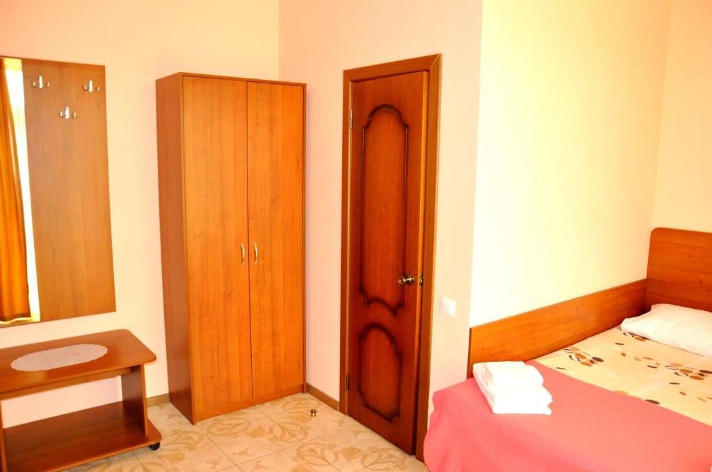 Двухместный (Двухместный номер с 1 кроватью или 2 отдельными кроватями и душем) гостевого дома Деметра, Витязево