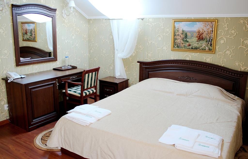 Сьюит (Люкс с балконом и кроватью размера «king-size») отеля Платан Resort, Витязево