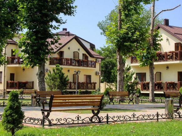 Отель Платан Resort