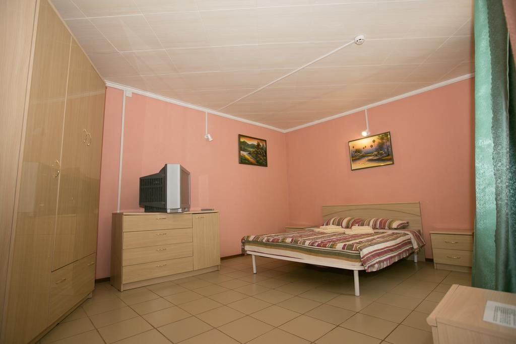 Двухместный (Двухместный номер с 1 двуспальной кроватью и дополнительной кроватью) отеля Екатерина, Тутаев
