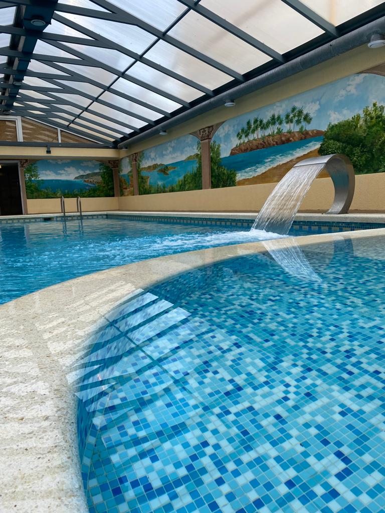 Крытый бассейн и открытый бассейн с подогревом, Отель Имера