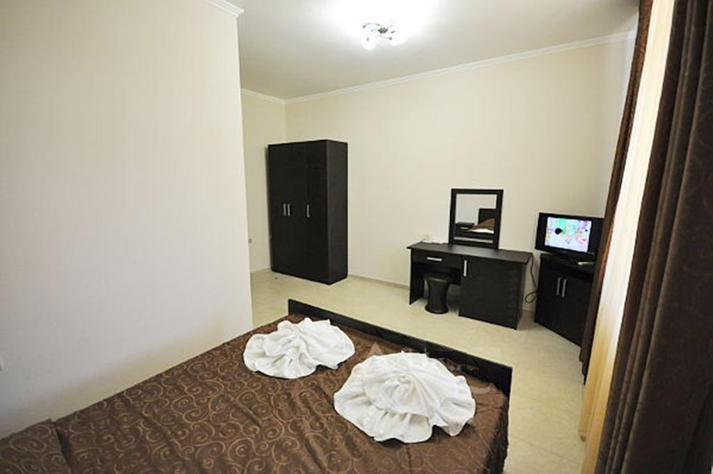 Двухместный (С 1 кроватью и балконом) гостиницы ЛеМан, Кабардинка