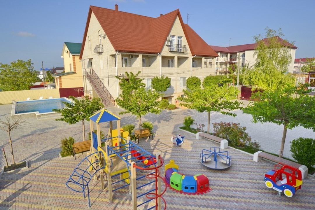 Детская игровая площадка, Отель Тихий берег