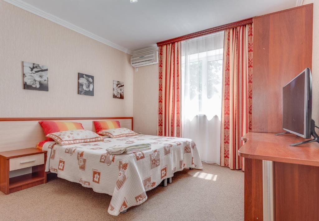 Двухместный (Двухместный номер с 1 кроватью или 2 отдельными кроватями и ванной комнатой) отеля Тихий берег, Витязево