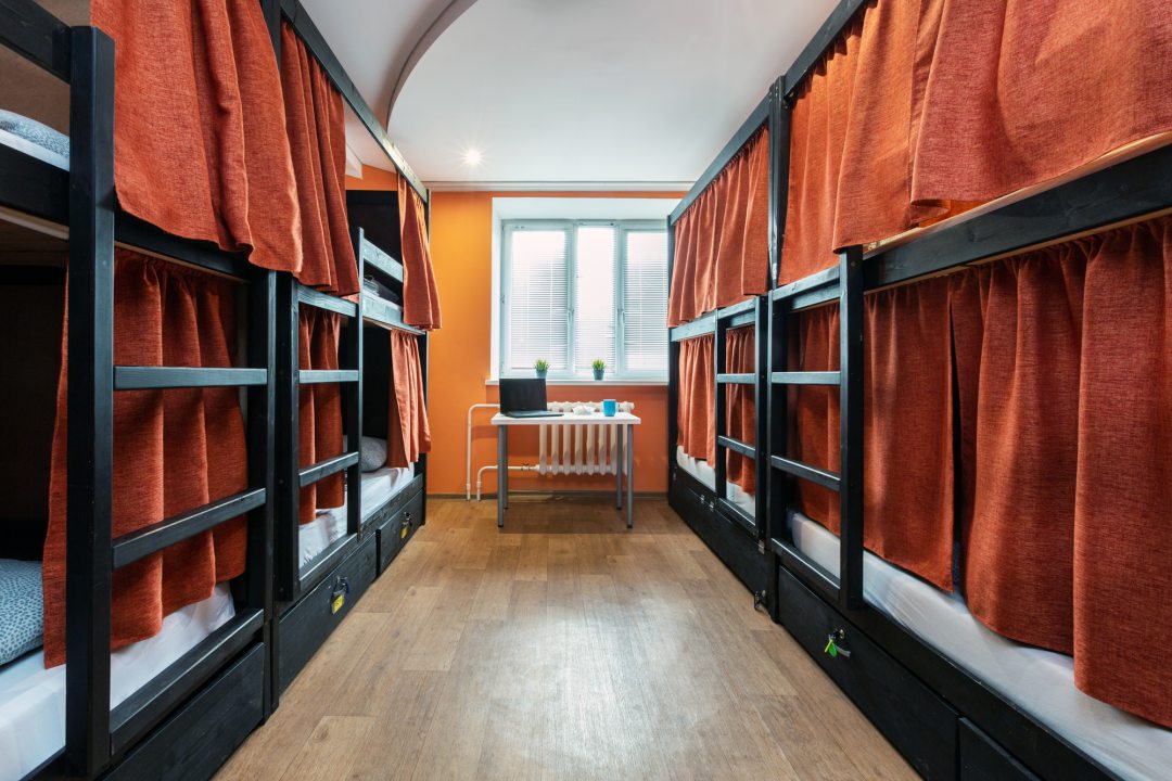 Восьмиместный (Спальное место на нижнем ярусе в общем 8-местном номере для мужчин и женщин) хостела Звездный, Тюмень