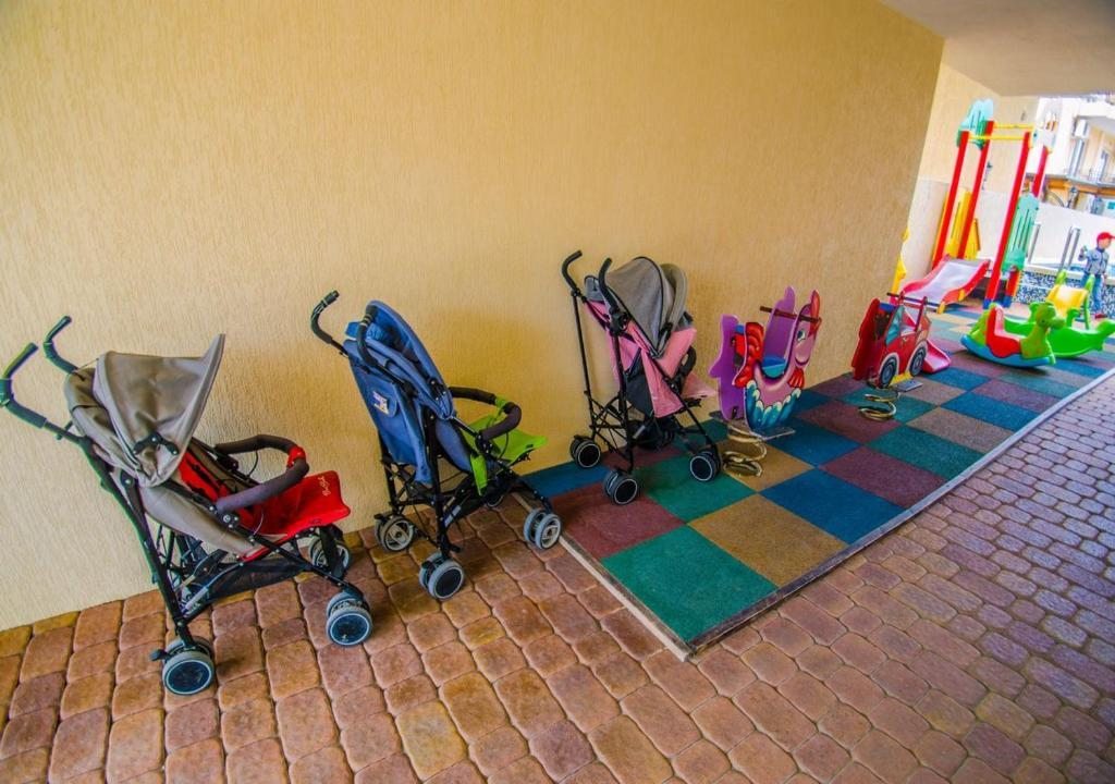 Детские коляски и детские качельки