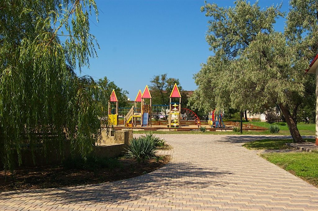 Детская площадка, Гостиница Солнечный берег