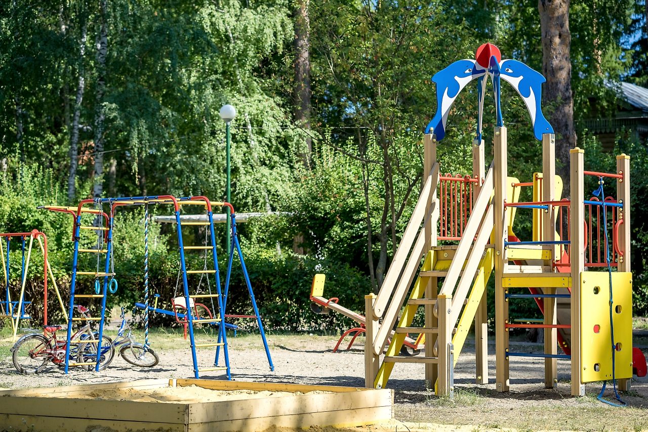 Детская площадка на улице, Санаторий имени В. В. Володарского