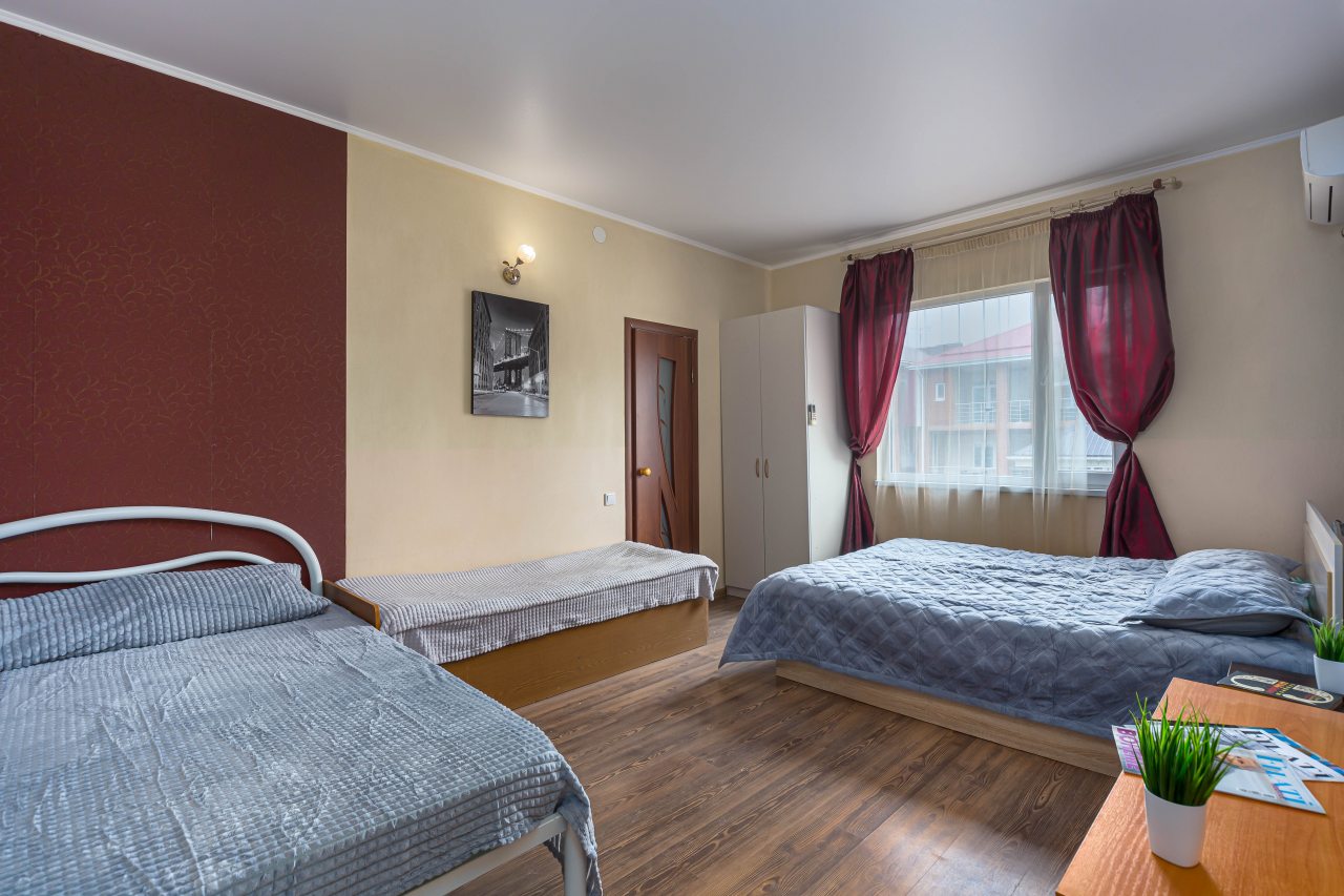 Бунгало (Семейный номер с двумя двухспальными кроватями и 1 спальной кроватью) гостевого дома Анастасия, Геленджик