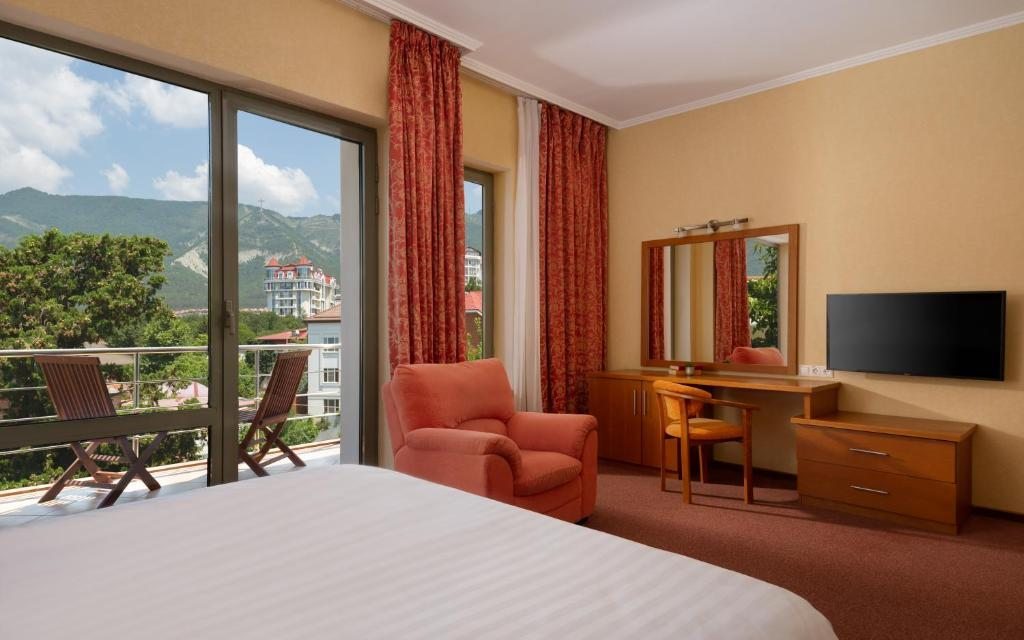 Двухместный (Стандартный двухместный номер с 1 кроватью или 2 отдельными кроватями) отеля Приморье Grand Resort Hotel 3*, Геленджик