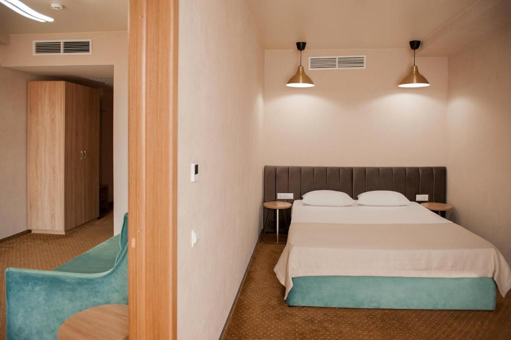 Люкс (С кроватью размера «king-size» и балконом) отеля Ambra Resort Hotel, Анапа