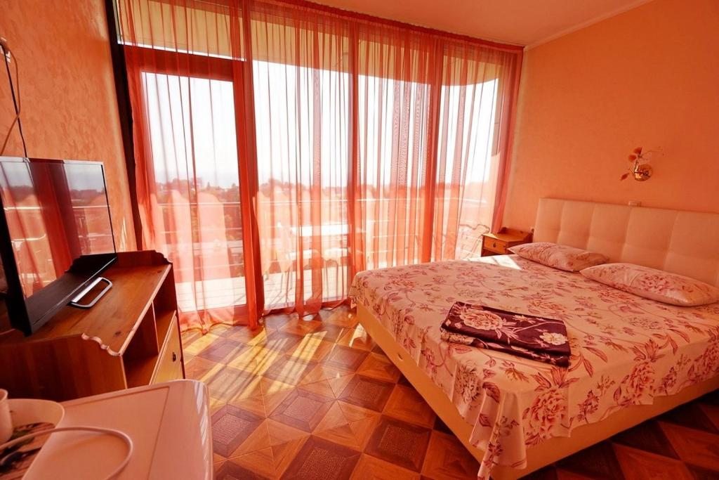 Двухместный (Двухместный номер Делюкс с 1 кроватью и балконом) гостевого дома Сан-Тропе, Сочи