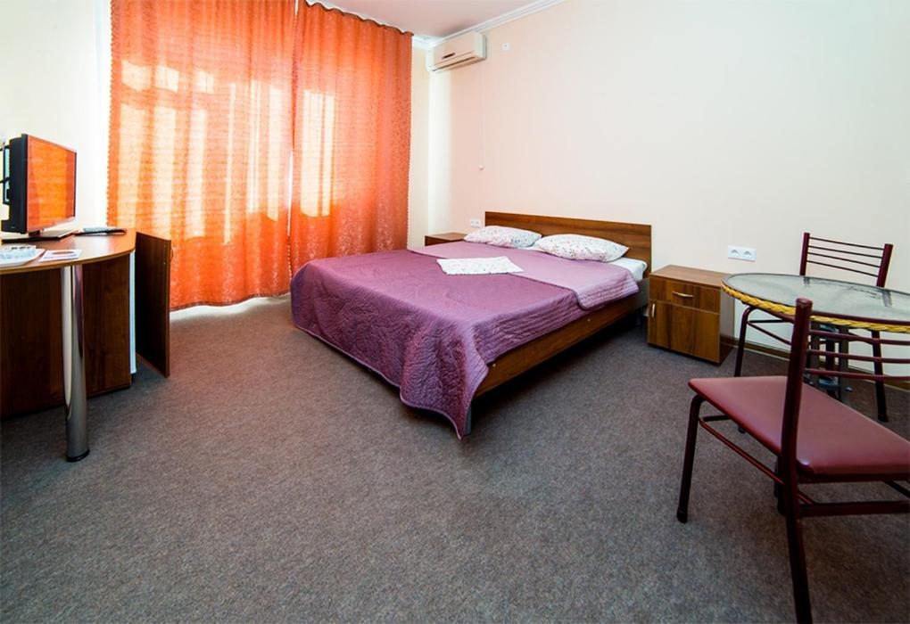 Двухместный (Двухместный номер с 1 кроватью или 2 отдельными кроватями и балконом) мини-отеля Приморский, Анапа