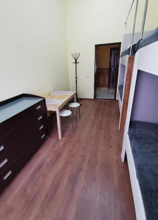 Номер (Спальное место на двухъярусной кровати в общем номере для мужчин) хостела ZiPhostel, Салехард