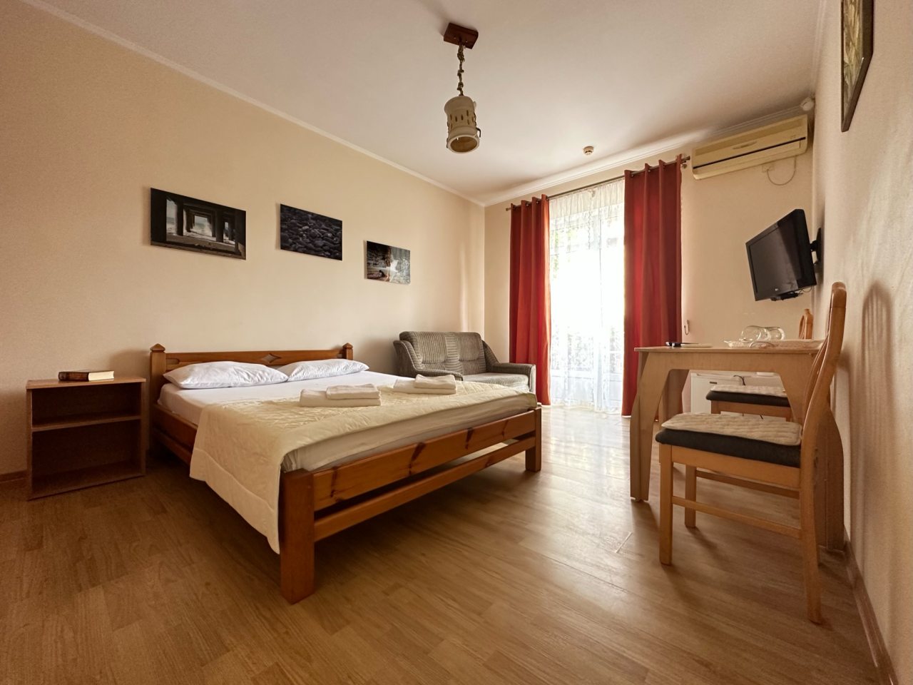 Двухместный (Эконом класса с одной двуспальной кроватью и балконом) мини-отеля Ла Манча, Лазаревское