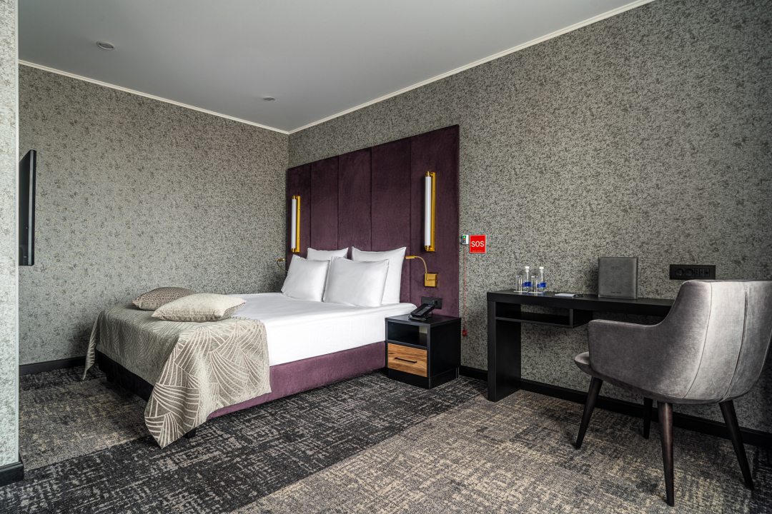Двухместный (Улучшенный c двуспальной кроватью и диваном (МГН)) спа-отеля Kravt Nevsky Hotel & SPA, Санкт-Петербург