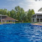 Основной большой бассейн на улице (сезонный) с подогревом, Загородный отель Sosnovoe Family Club