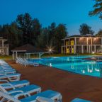 Основной большой бассейн на улице (сезонный) с подогревом, Загородный отель Sosnovoe Family Club