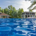 Основной большой бассейн на улице (сезонный) с подогревом, Загородный отель Sosnovoe Family Club