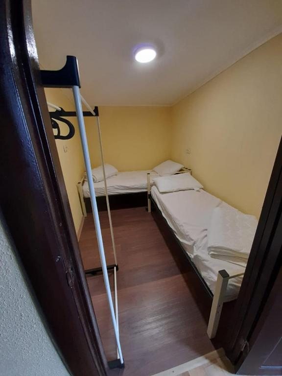 Двухместный (Бюджетный двухместный номер с 2 отдельными кроватями) хостела Vitus, Краснодар