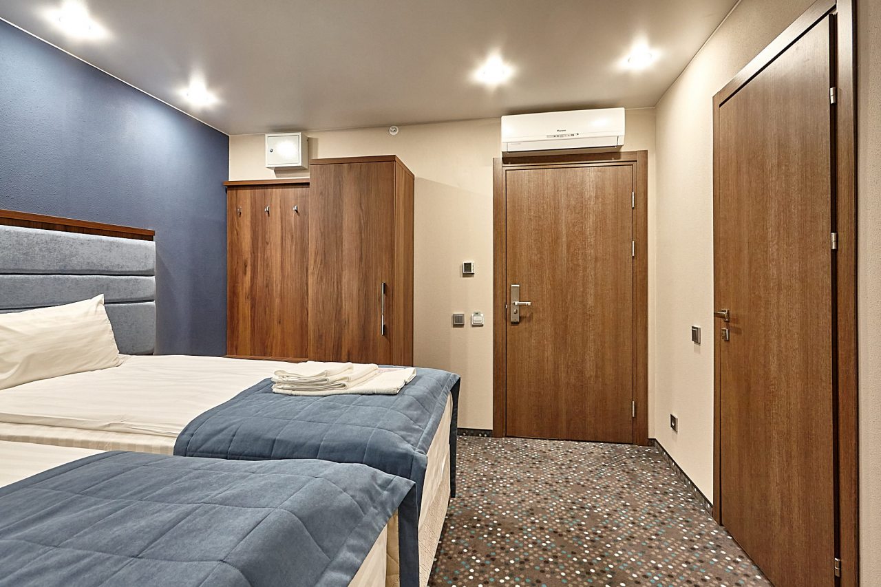 Две кровати по 90 см. В номере с/у, душевая комната.