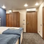 Две кровати по 90 см. В номере с/у, душевая комната.