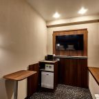 Телевизор, холодильник и чайный набор.