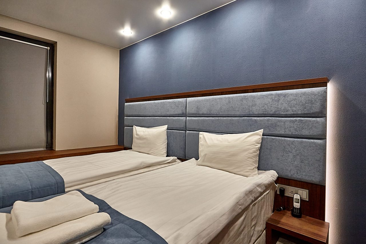 Две кровати по 90 см. В номере с/у, душевая комната.