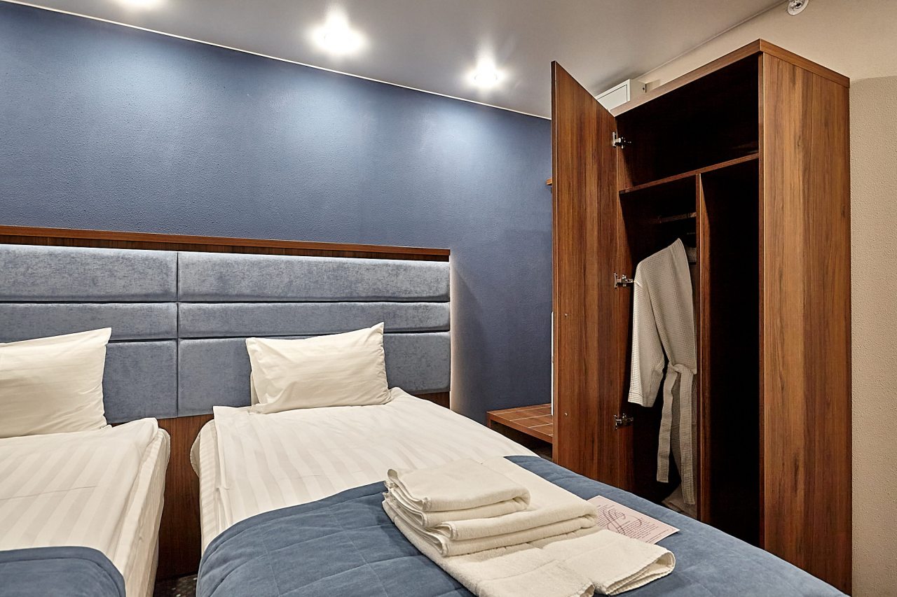 Две кровати по 90 см. В номере с/у, душевая комната.