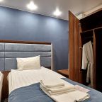 Две кровати по 90 см. В номере с/у, душевая комната.