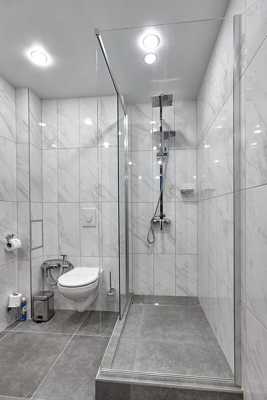 Ванная комната с душевой кабиной