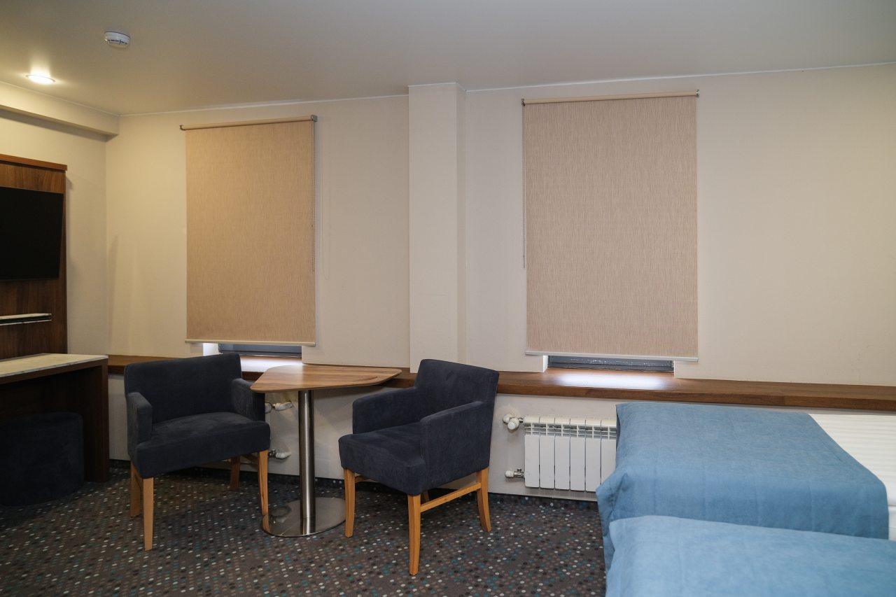 Две кровати по 90 см. В номере с/у, душевая комната.