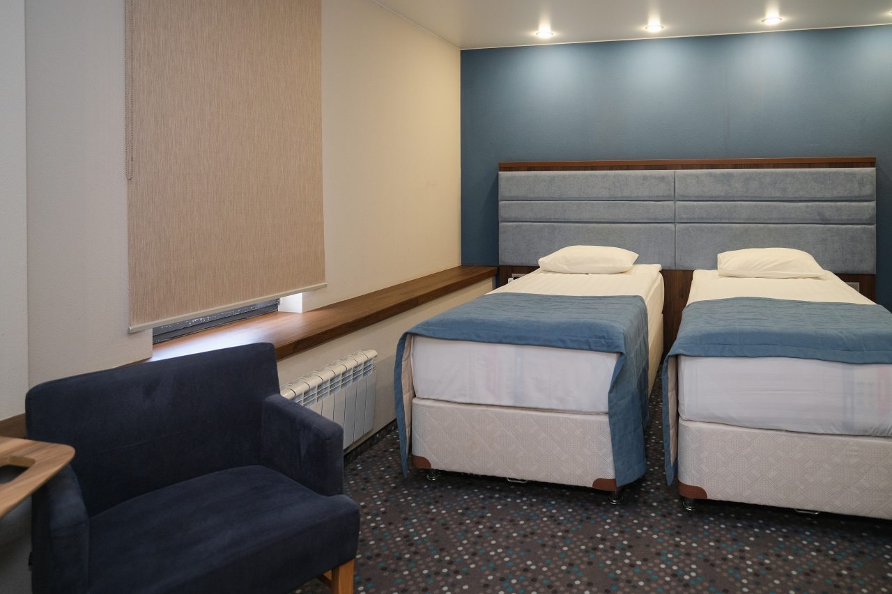 Две кровати по 90 см. В номере с/у, душевая комната.