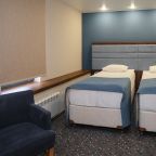 Две кровати по 90 см. В номере с/у, душевая комната.