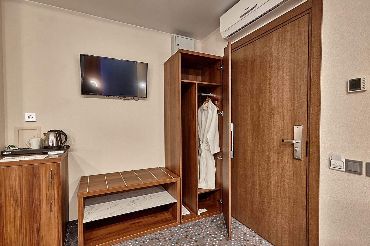 Шкаф, телевизор, холодильник и чайный набор