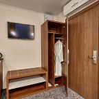 Шкаф, телевизор, холодильник и чайный набор