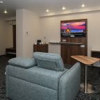 Телевизор, диван, рабочий столик.