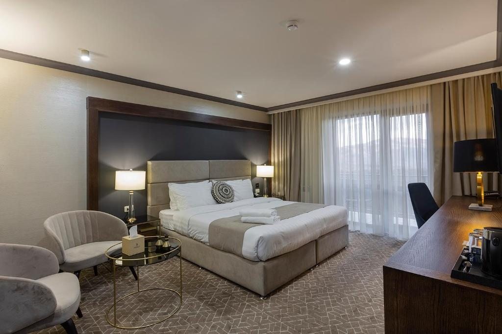 Сьюит (Люкс с кроватью размера «king-size» и балконом - Лечение включено) отеля Jermuk Hotel and SPA, Джермук