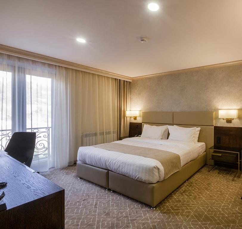 Двухместный (Двухместный номер с 1 кроватью или 2 отдельными кроватями и видом на город - Лечение включено) отеля Jermuk Hotel and SPA, Джермук